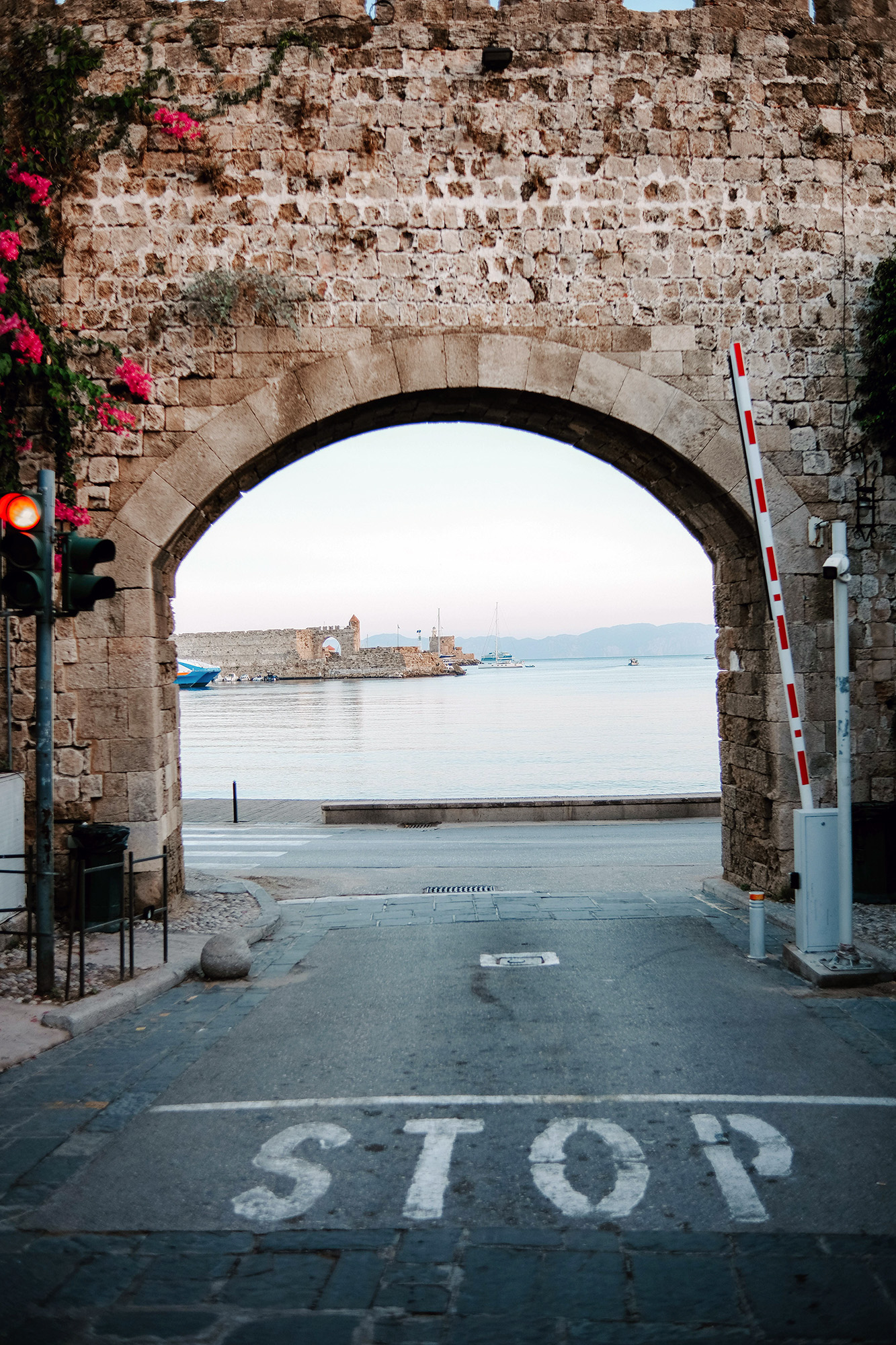 rodos, brama wyjazdowa, widok na morze, miasto rodos