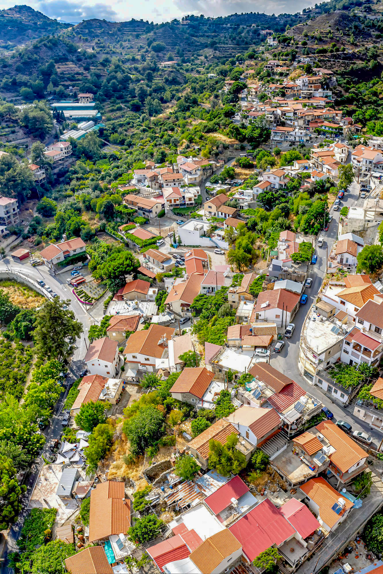 miasteczkoi w górach troodos, cypr, widok z góry, piękne widoki na mioasteczkoi