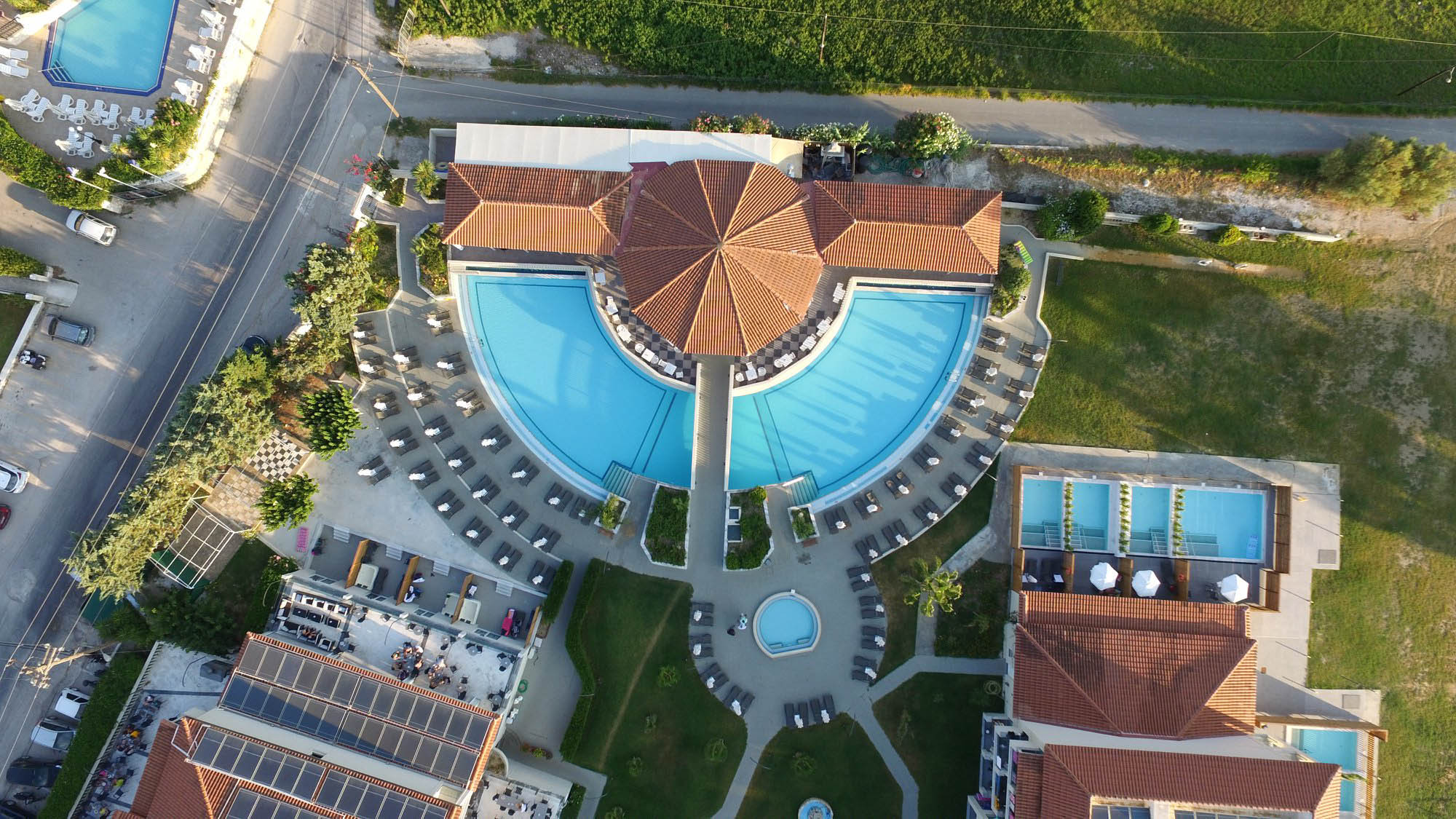 hotel zakynthos, widok z góry na basen i budynek, hotel siga-siga