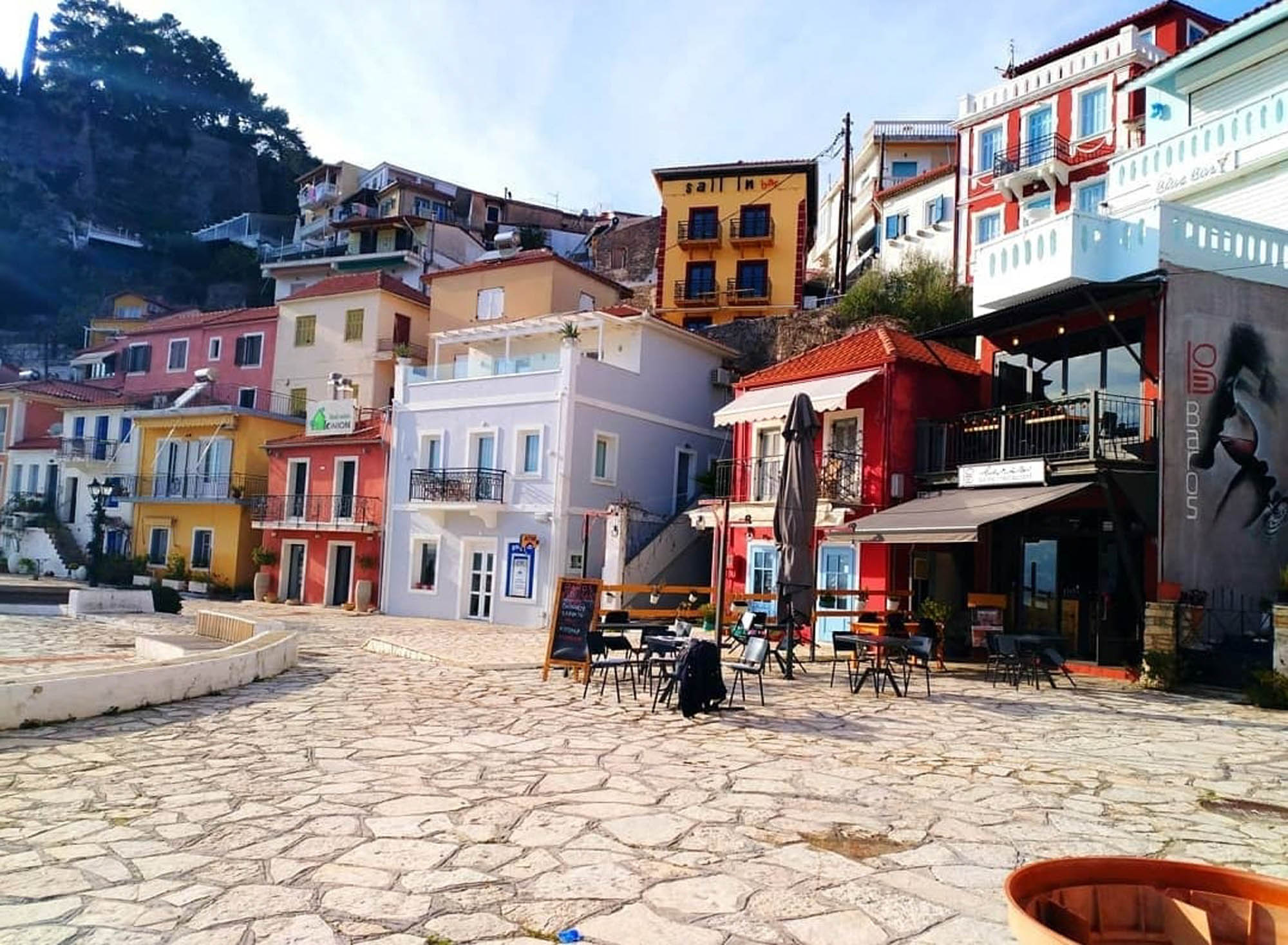 stare miasto w pardze, parga, epir, uliczka i kolorowe domy, detale