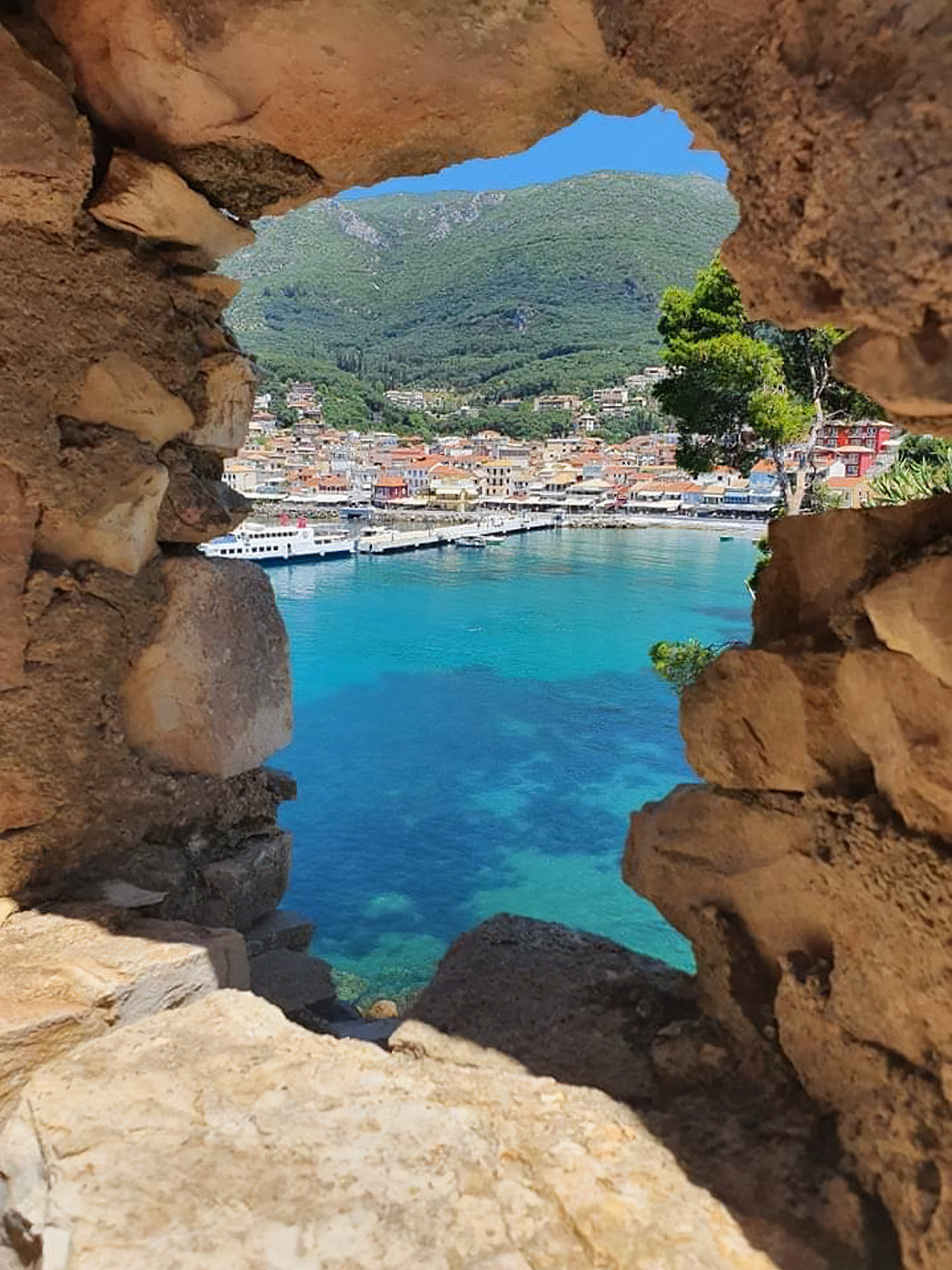 cudowna, parga, piękne miasteczko, epir, widok prze okno zamku weneckiego