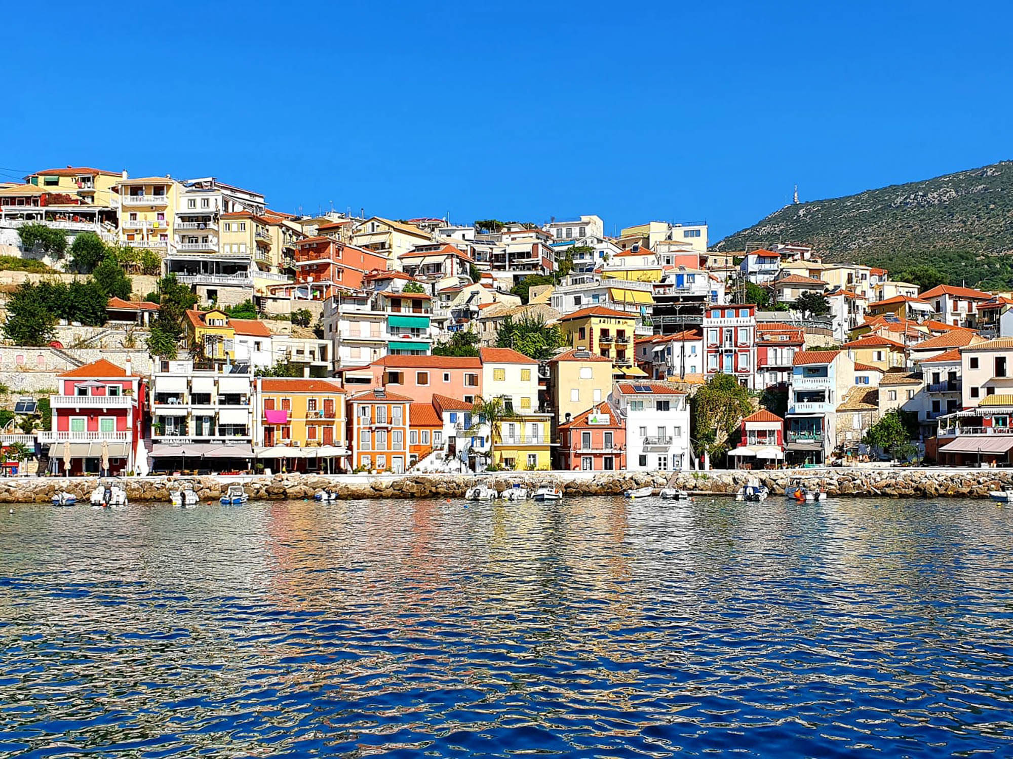 piekna parga i domki na starym mieście, port i morze, kolorowe domki pargi