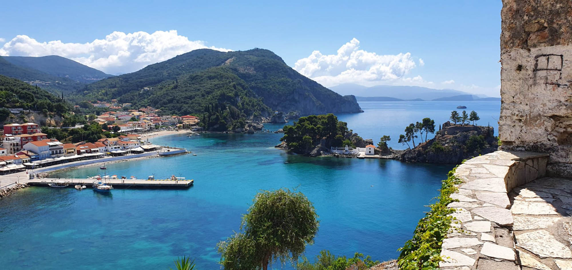 przepiękna parga, widok na port i wysepkę, morze i góry epiru