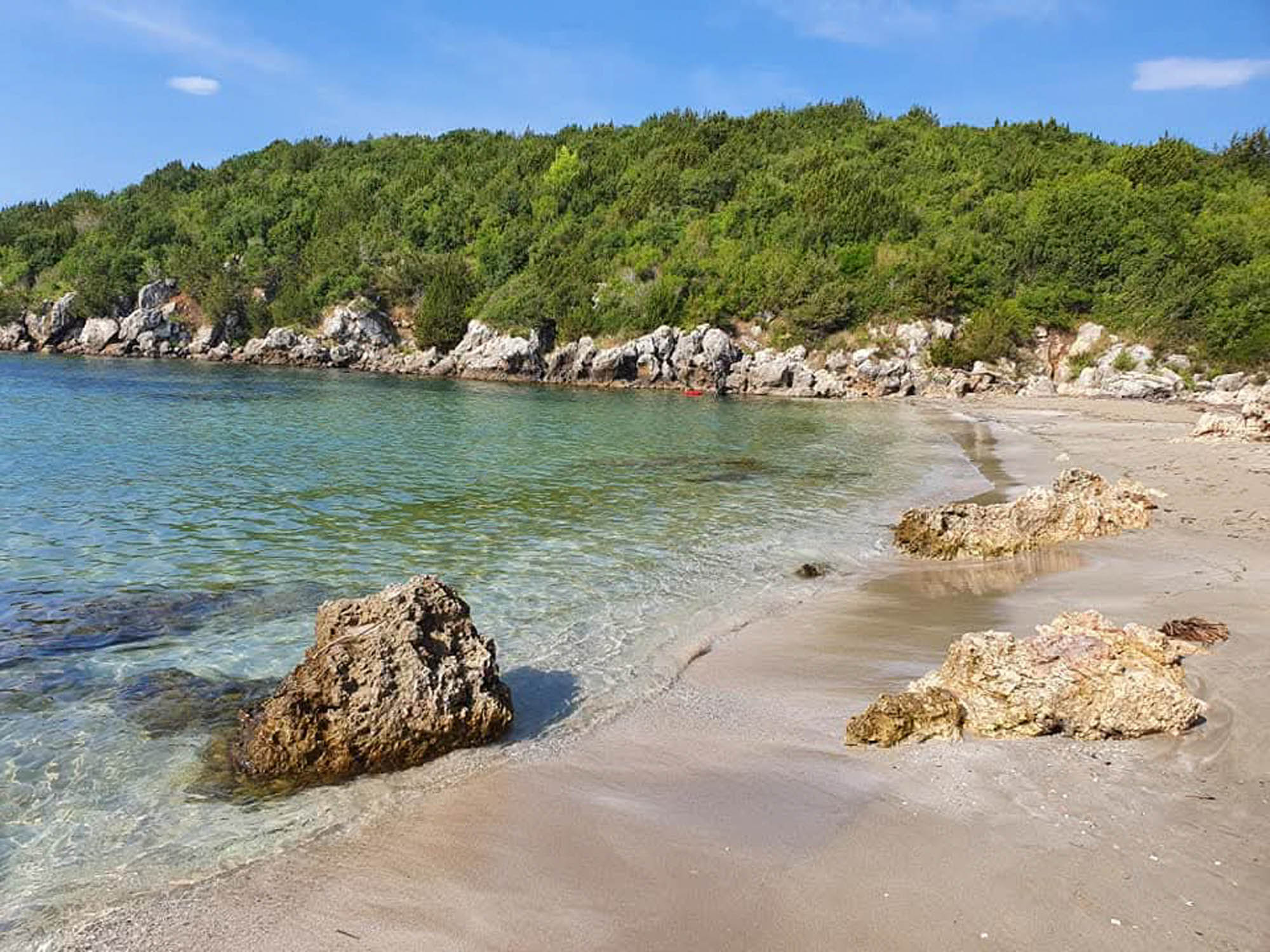 plaża ammoudia, widok na plażę, piękny piasek i woda