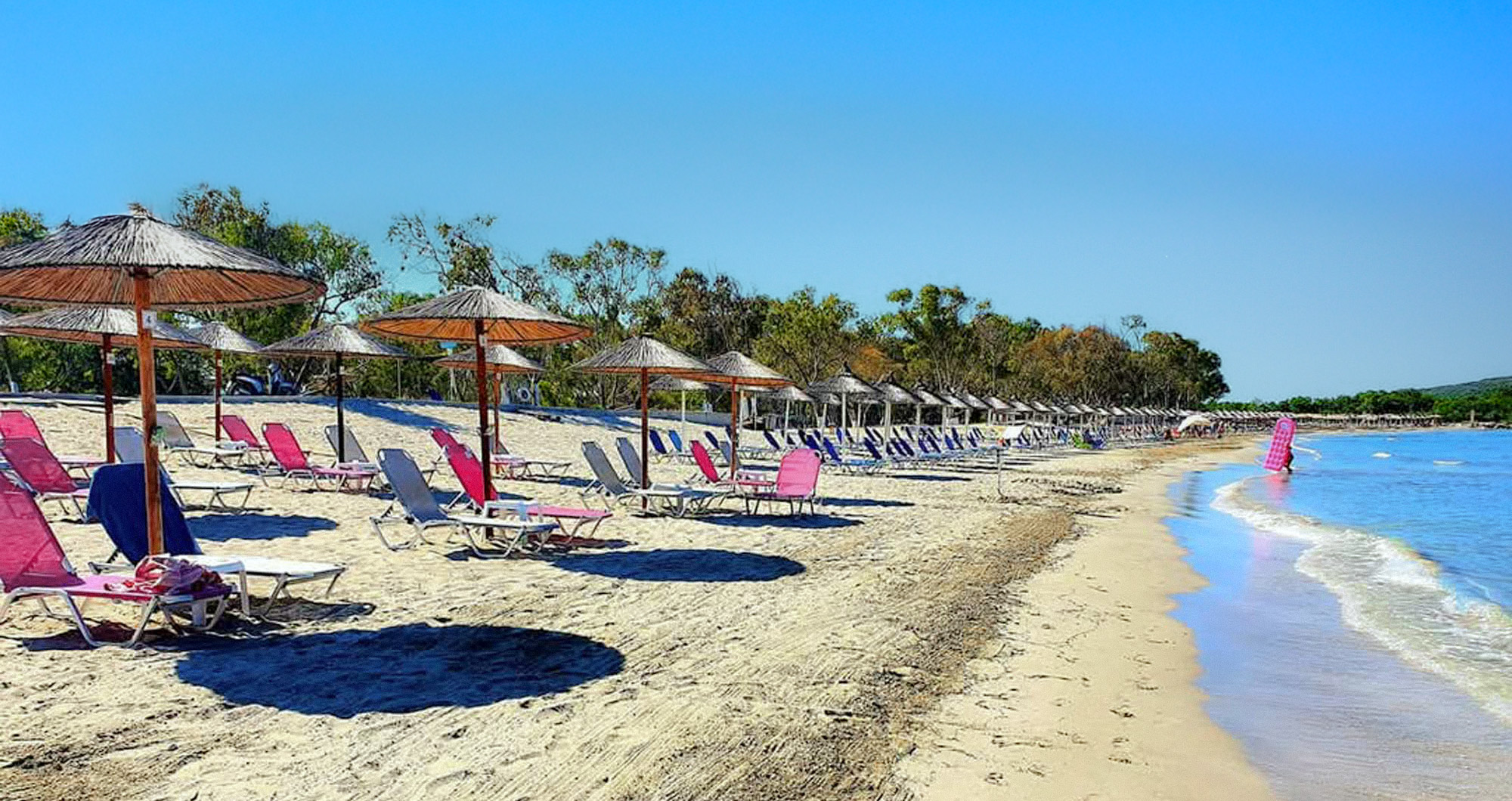 plaza ammoudia, widok na plaże i leżaki, piasek, morze, słońce, epir