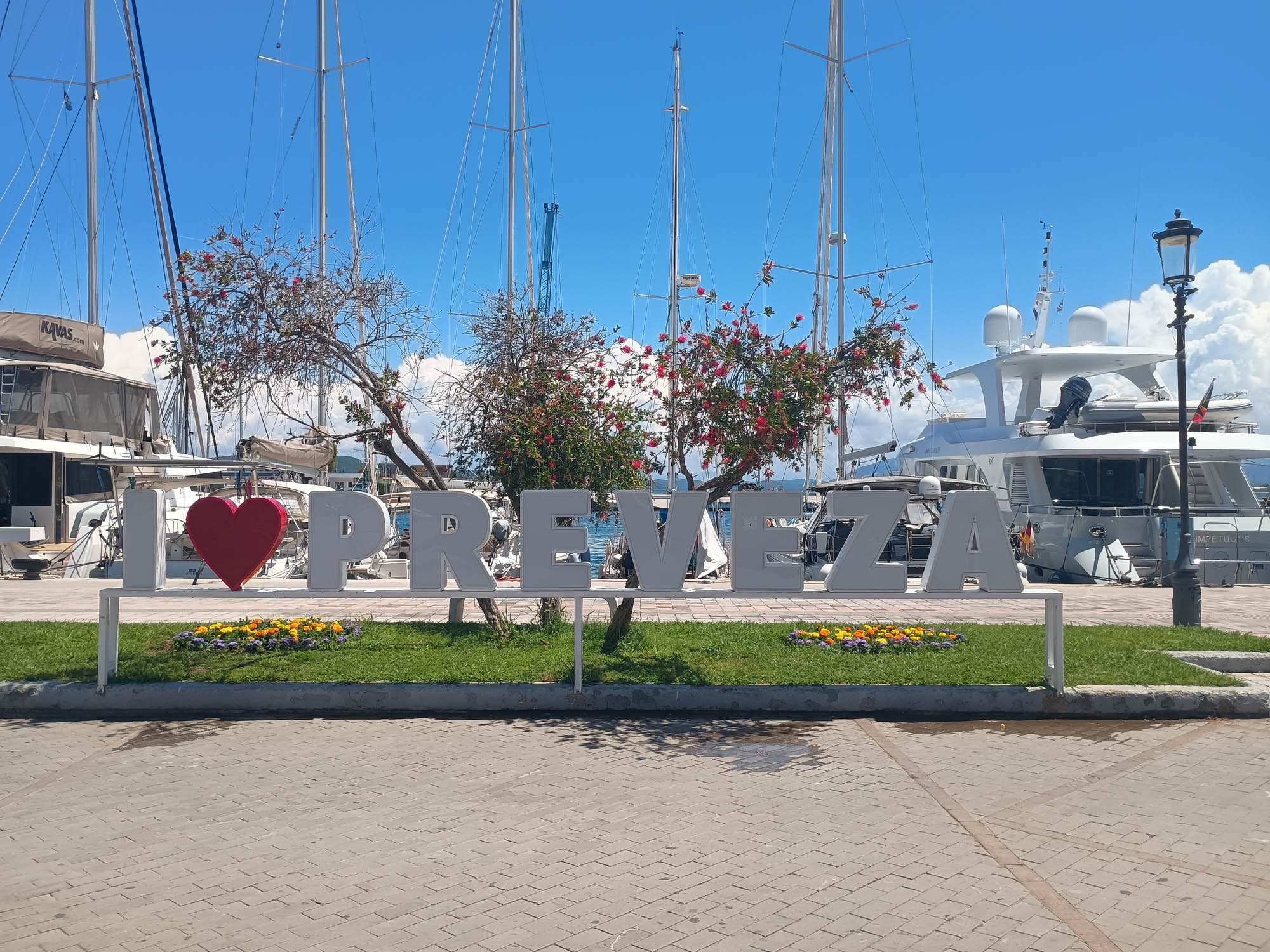 port w prewezie, epir, piękne miasteczko i widok na napis w porcie