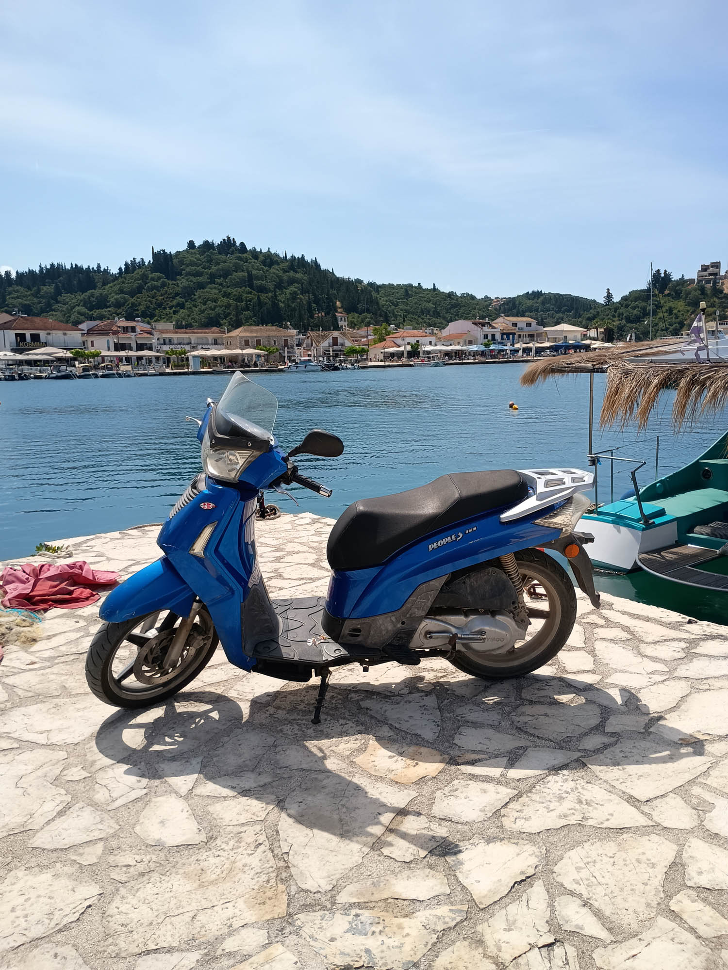 sivota, skuter na tle morza