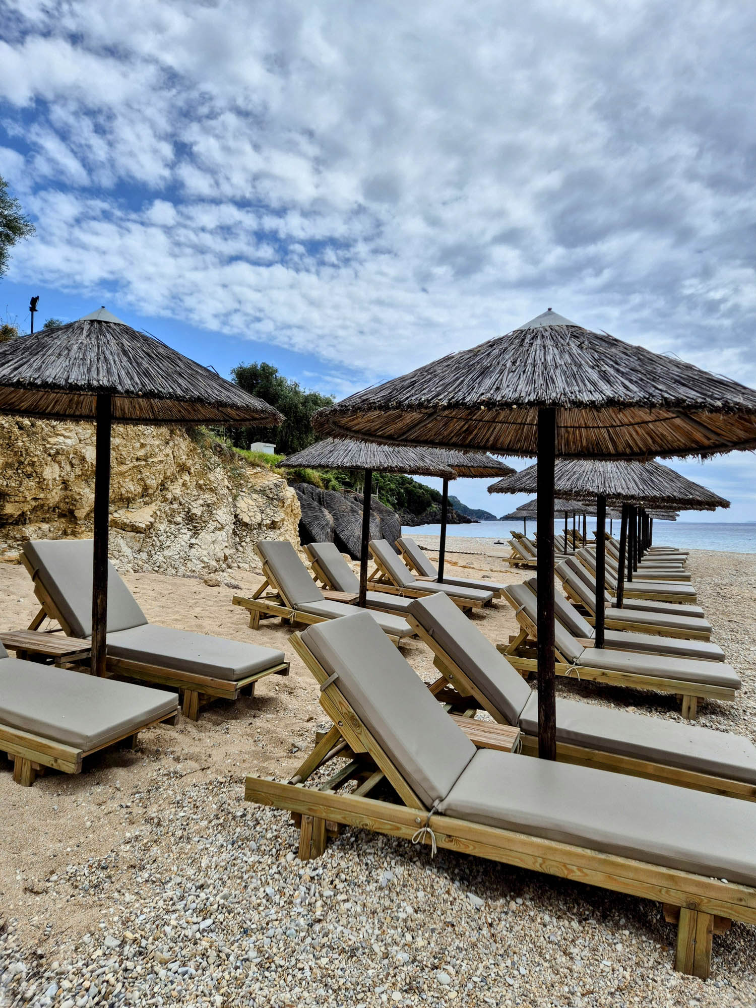 agia parakevi, plaża w epirze widok na parasolki i plaże