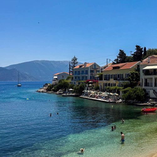 miasteczko fiskardo, kefalonia, widok na zatoczkę