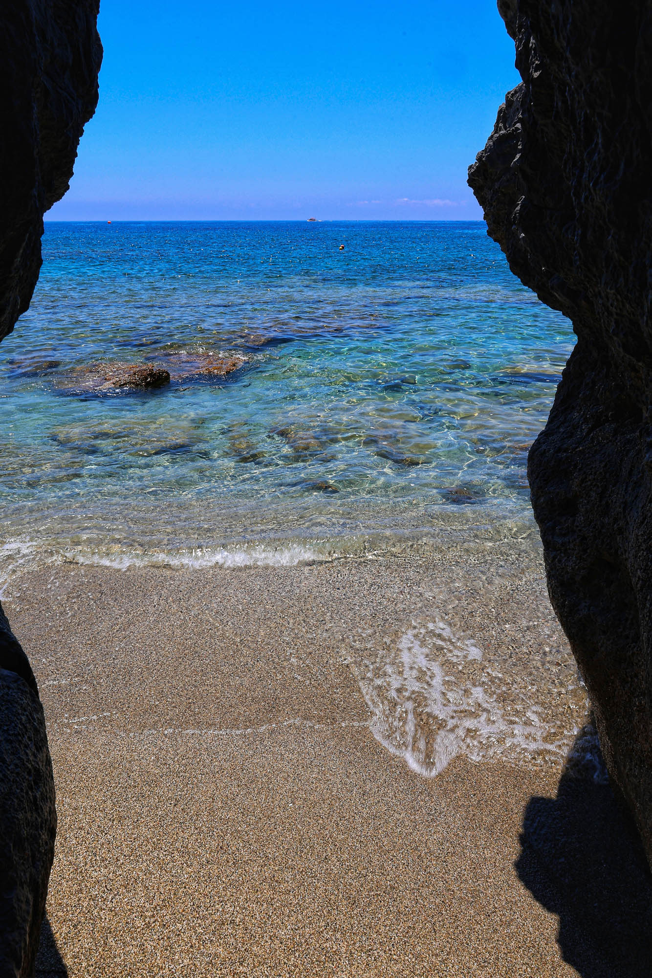 plaża preveli, widok na morze poprzez skały, szczelinę, kreta
