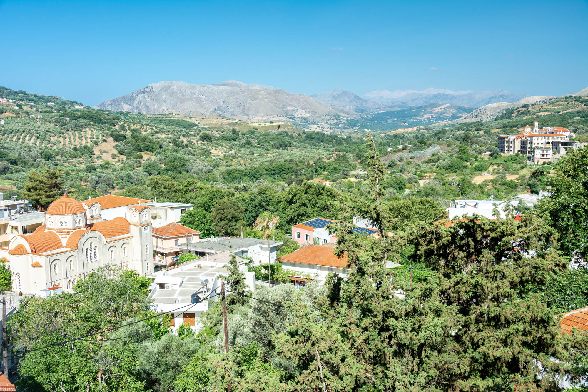 wzgóra wokół miasta spili i klasztor, widok na góry i klasztor