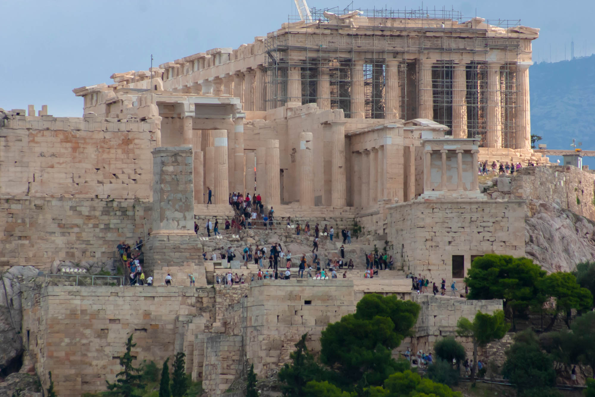 akropol, ateny, widok na partenon i propyleje