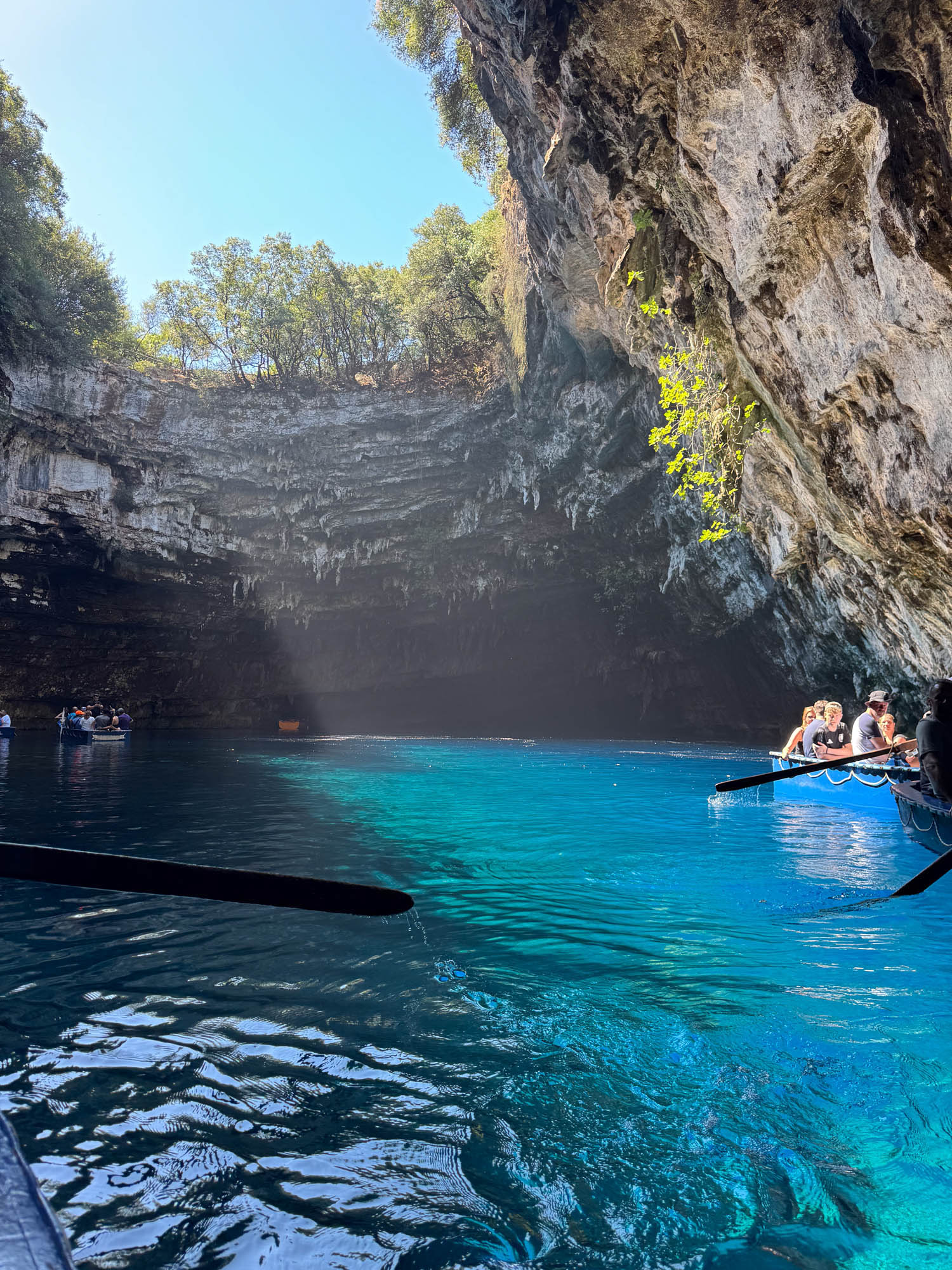 jaskinia melissani, widok w środku, turkusowa woda