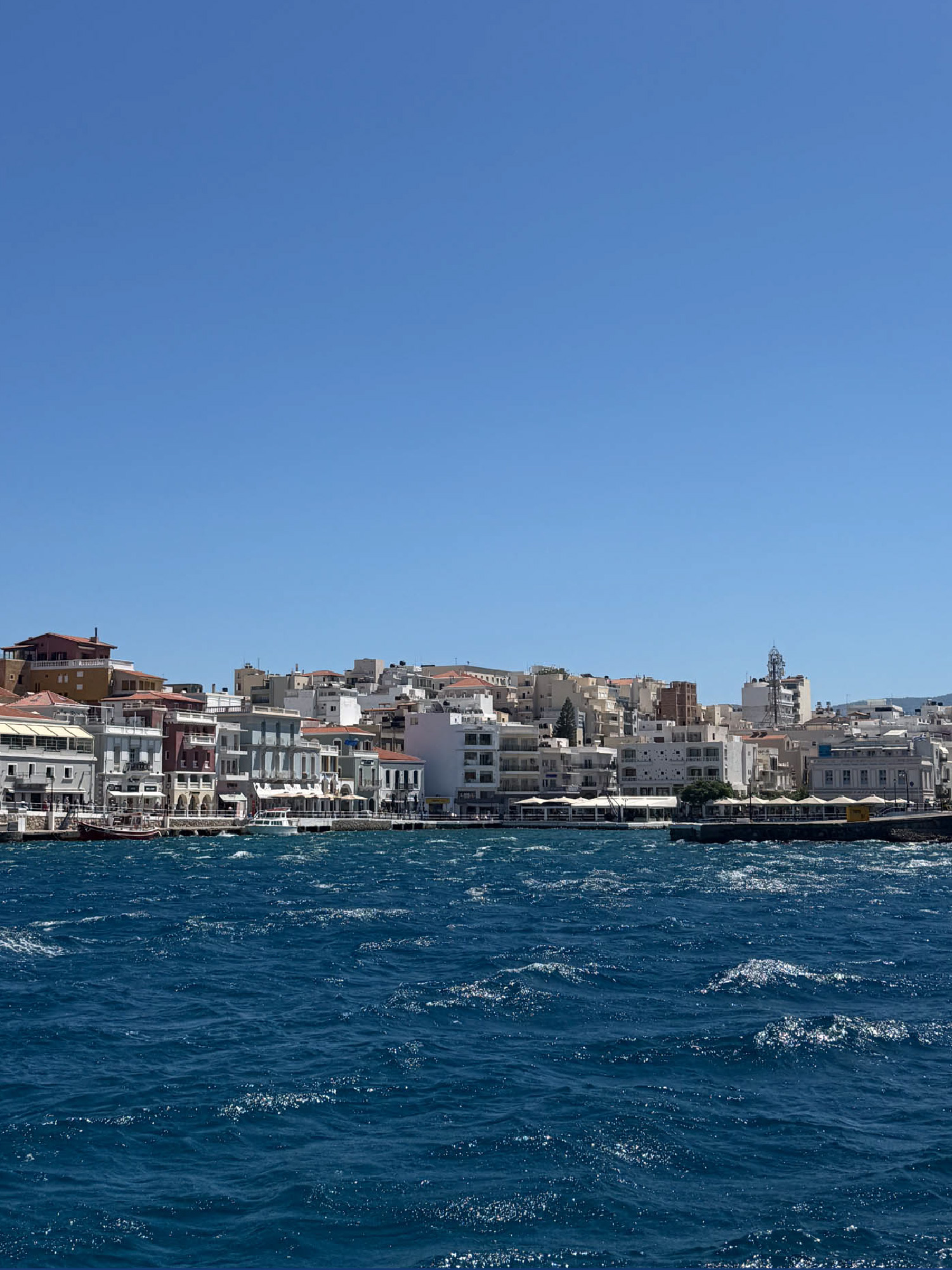 Agios Nikolaos, widok na miasteczko od strony morza