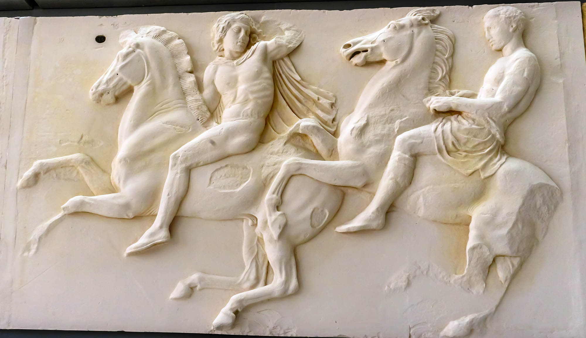 muzeum akropolu, widok na płaskorzeźby ze świątyni, akropol