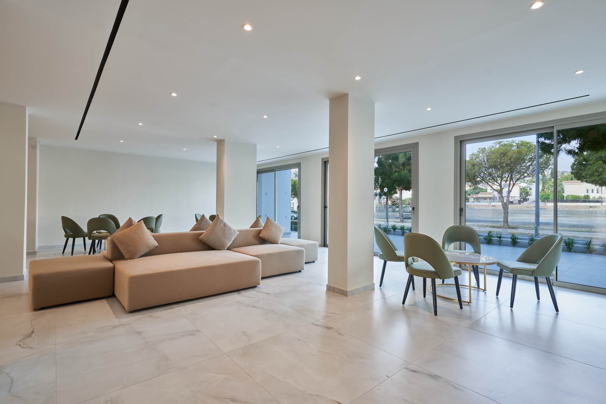 lobby w hotelu maris grand, cypr