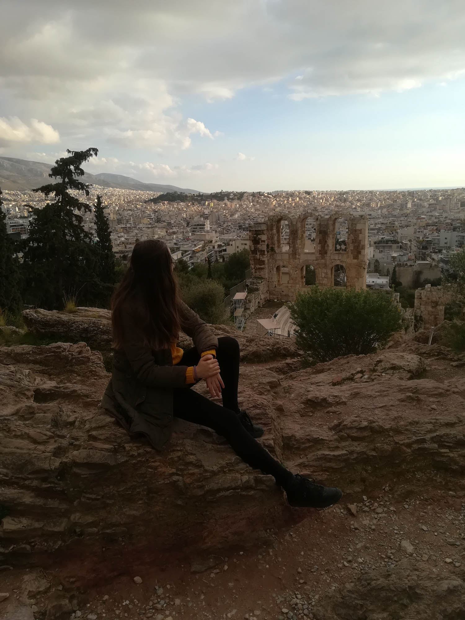 kobieta z widokiem na ateny, attyka, wspomnienia z wakacji