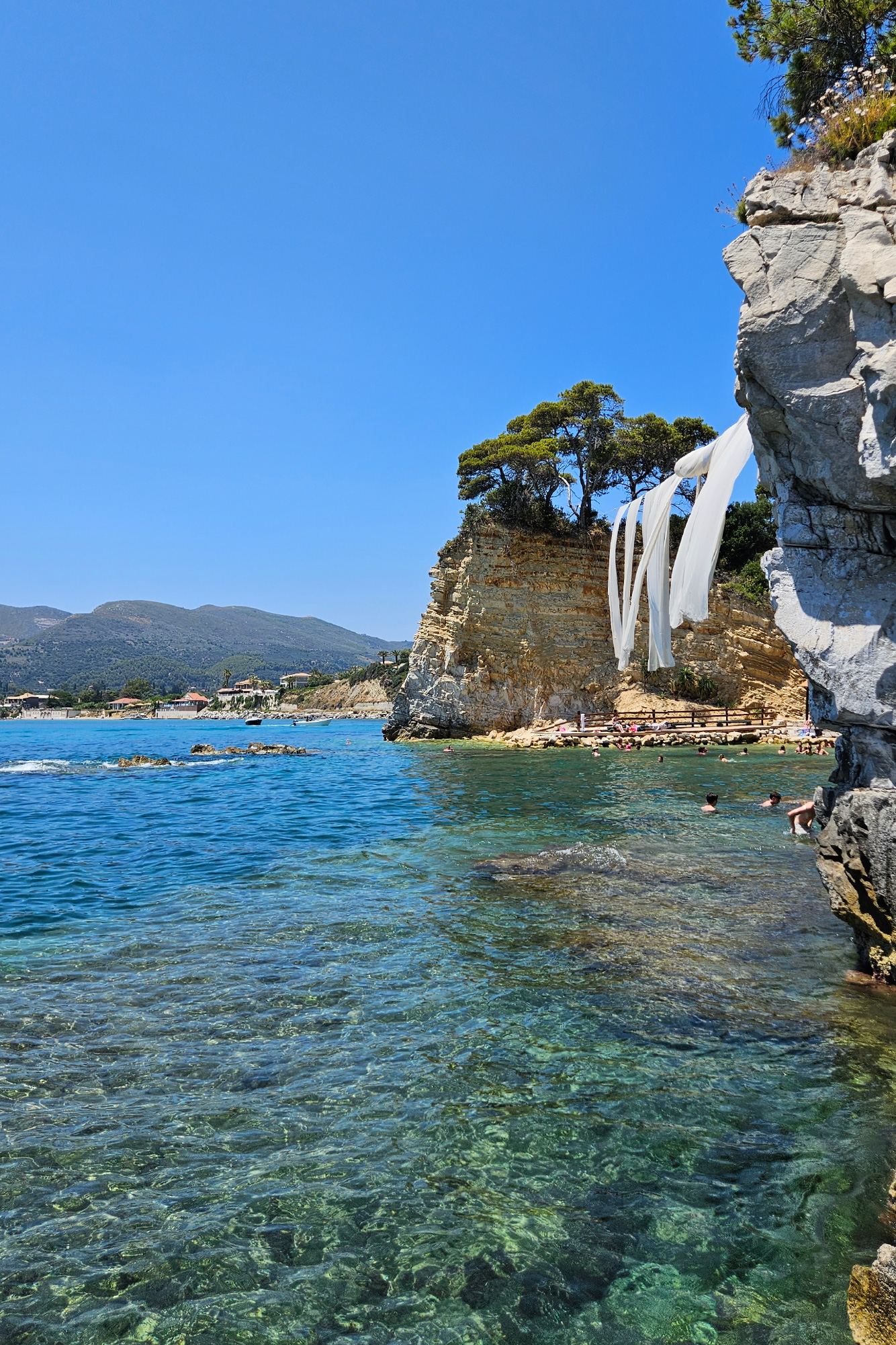 plaża z białymi płachatami, widok z cameo