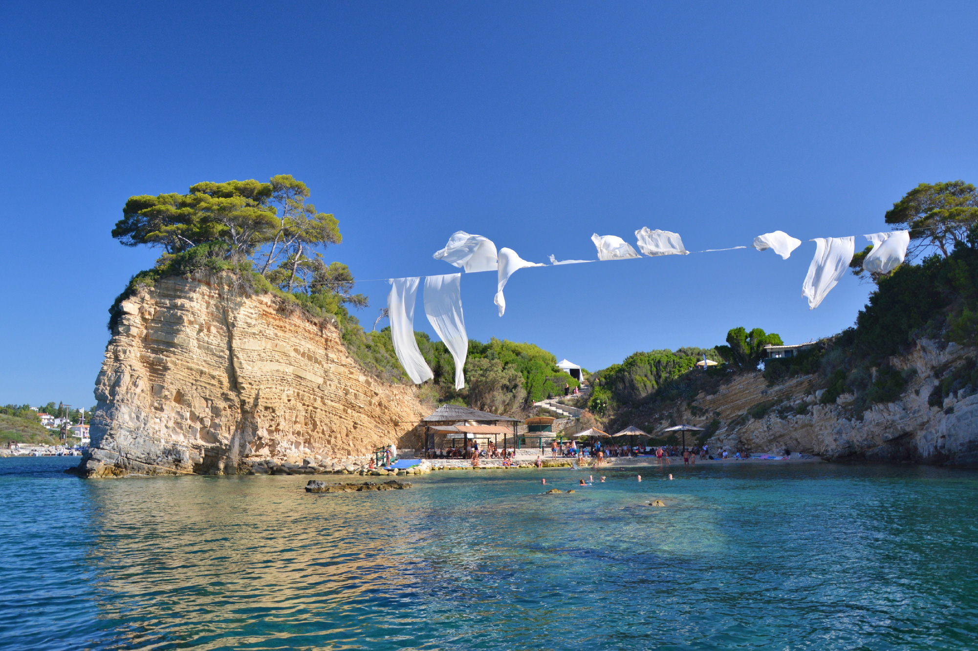 wysepka cameo, zakynthis, widok na plaże i powiewające płachty