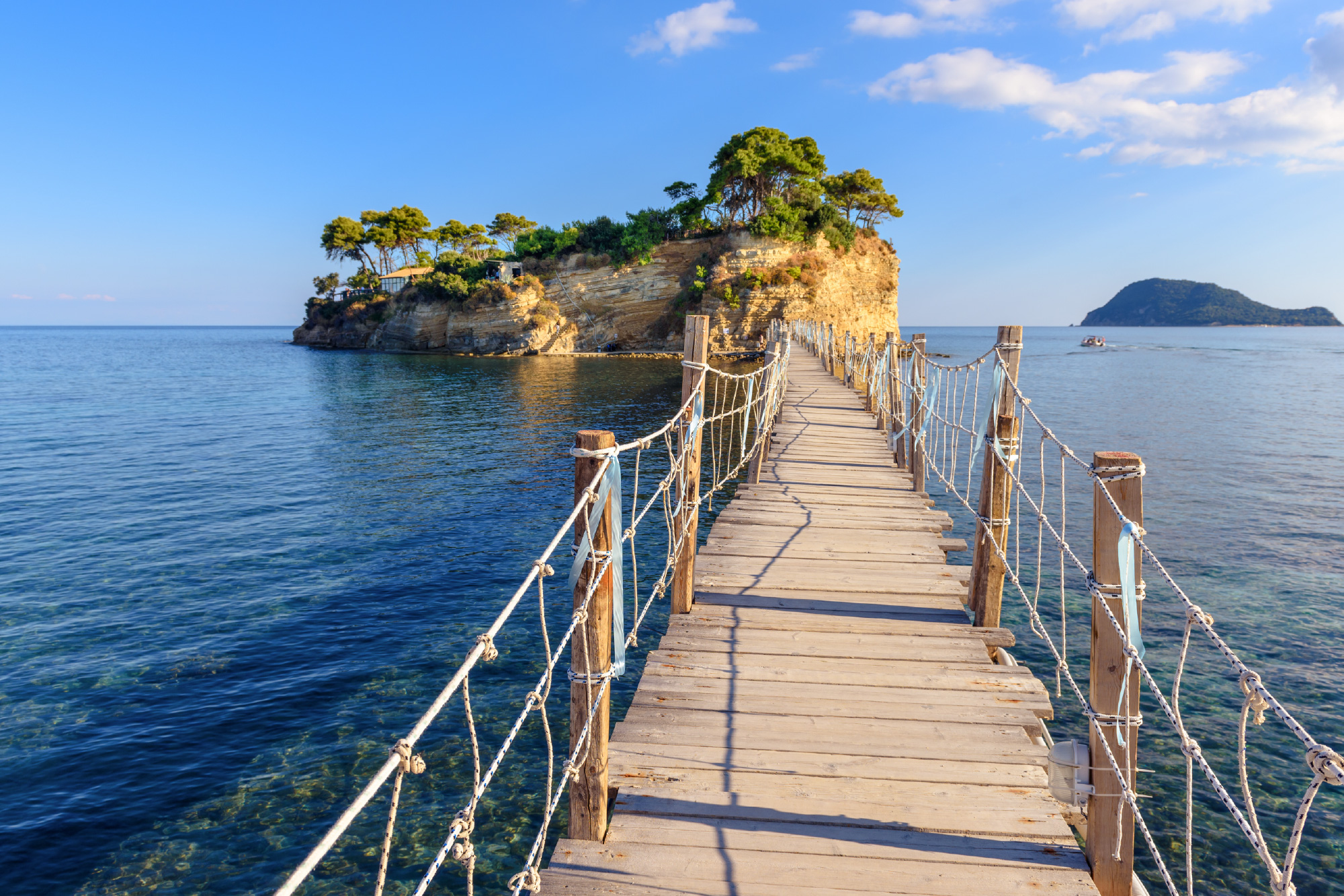 wysepka cameo, widok na wyspę i mostek, zakynthos