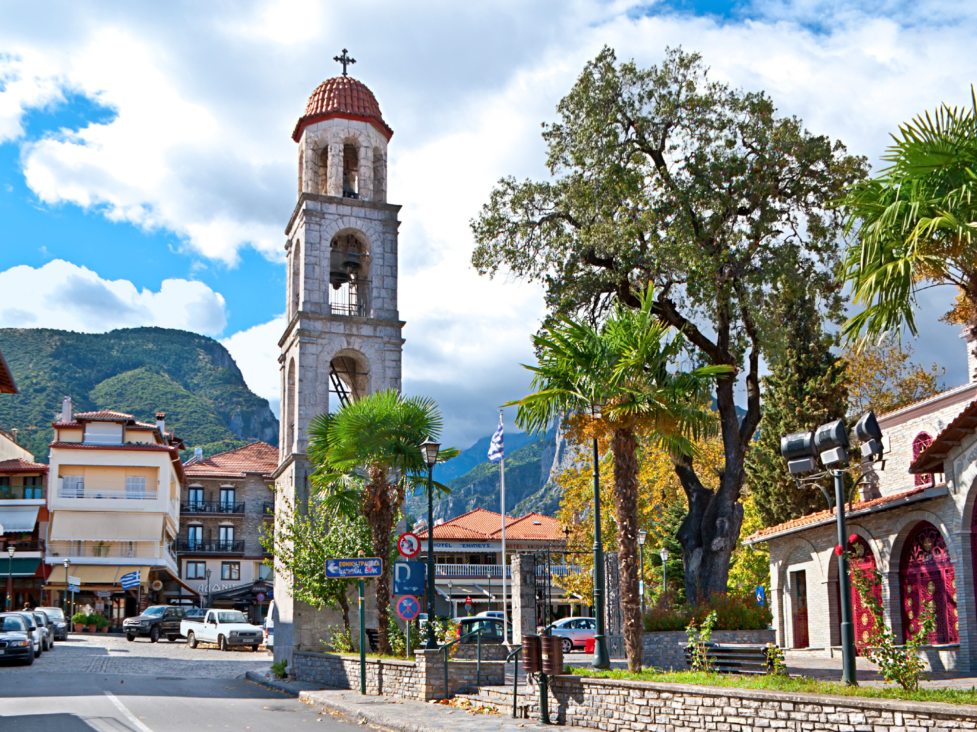ulica w litochoro, miasteczko na riwierze olimpu, w górach