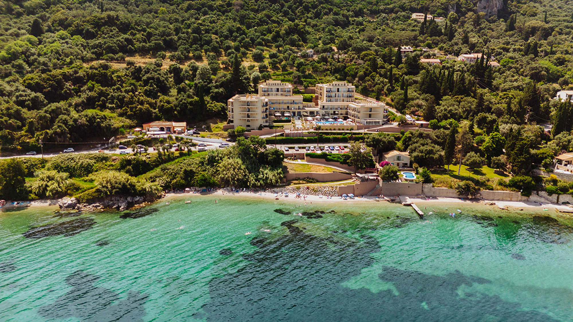 widok z gory i z daleka na hotel i plażę, korfu