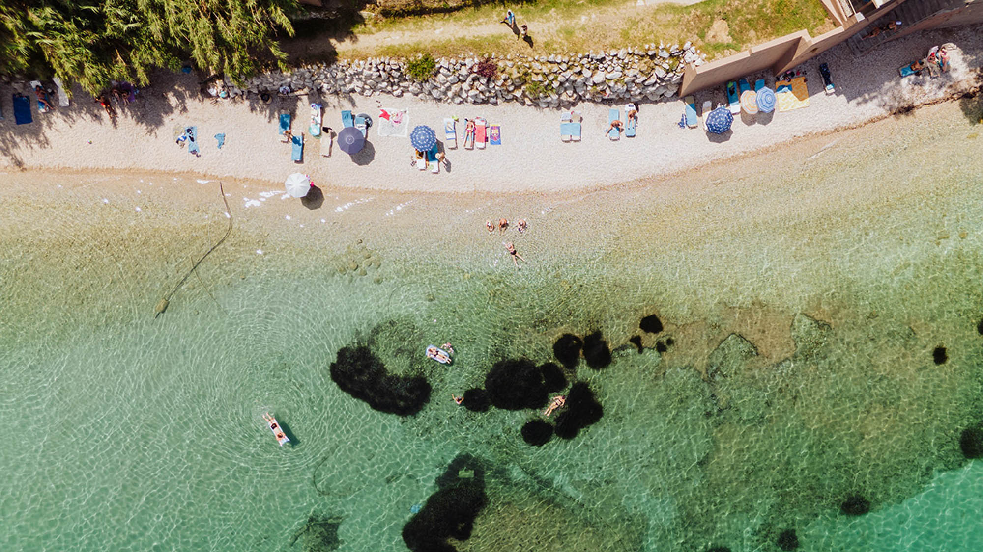 hotel mitsis belvedere, korfu, widok z góry na plażę