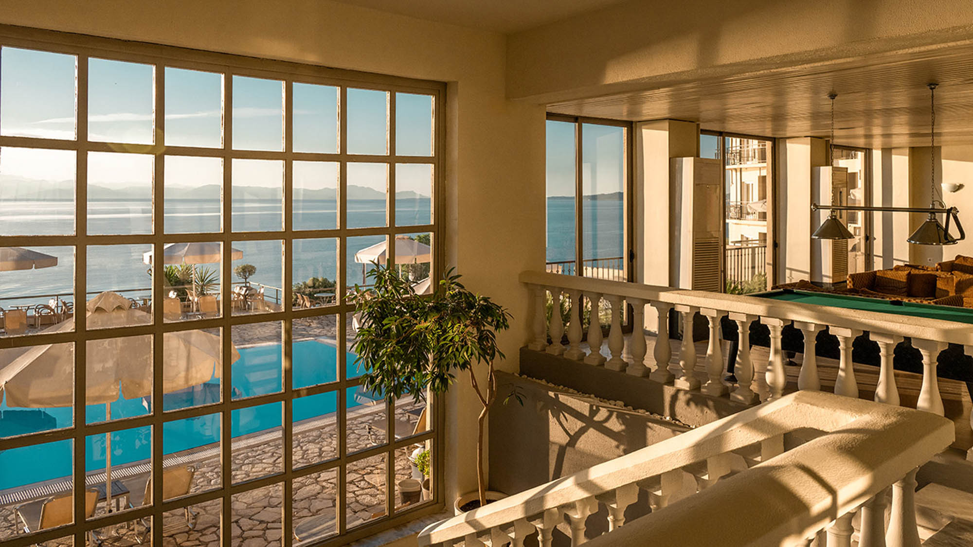 hotel mitsis, widok na basen z wnętrza hotelu, korfu