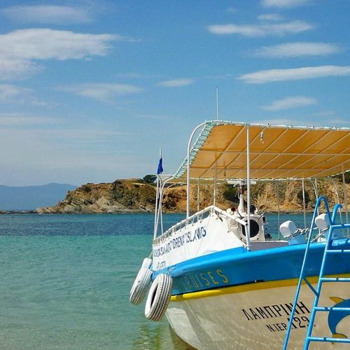 wyspa ammouliani i łódka z widokiem na morze