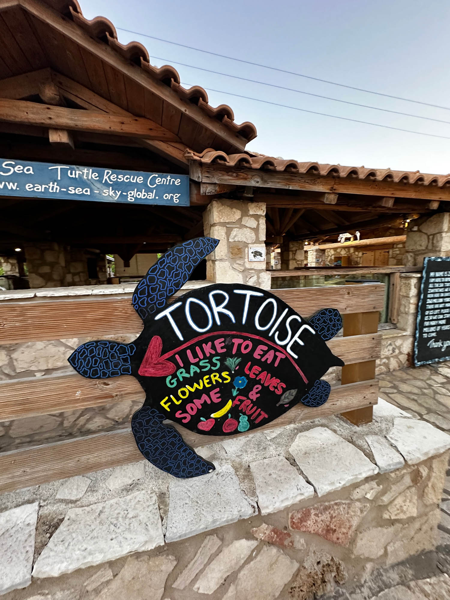 tablica informacyjna o zółwiach caretta, zakythnos