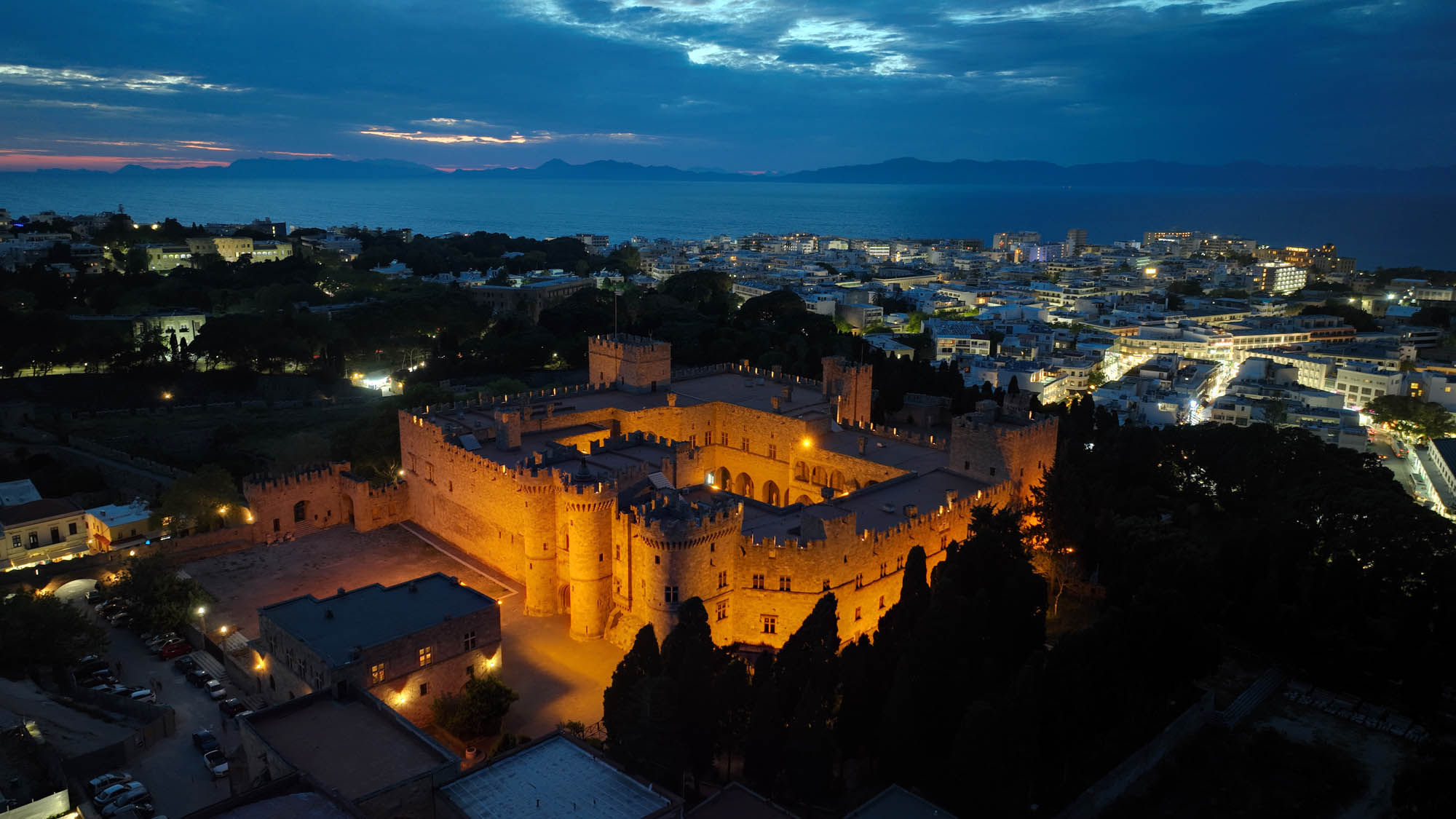 Pałac Wielkiego Mistrza, widok z góry, nocny widok, podświetlenie