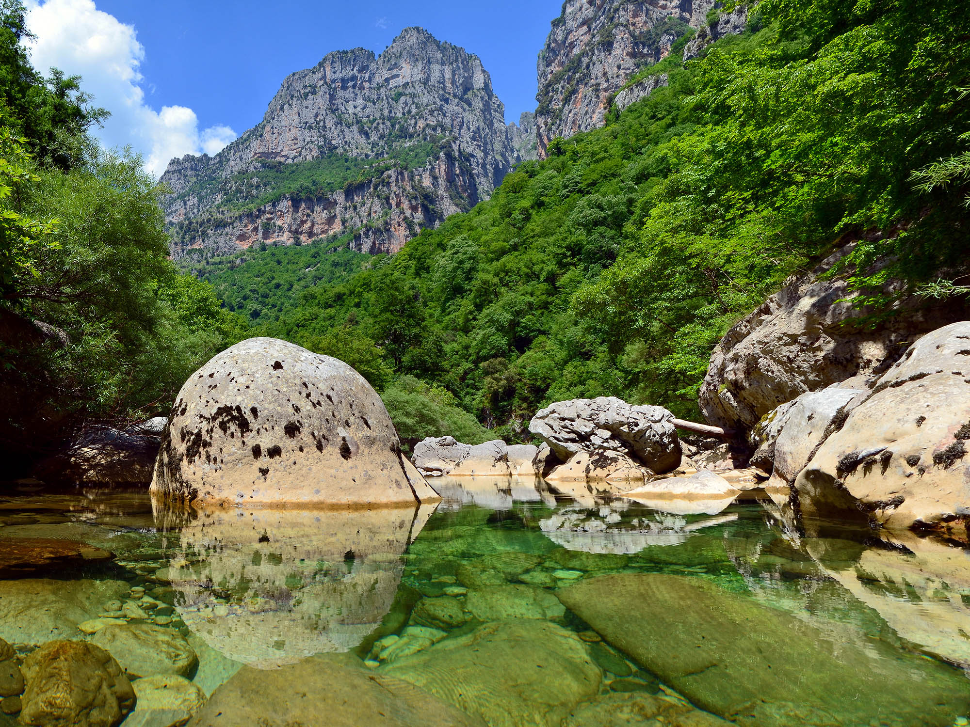 widok na rzekę i góry epiru