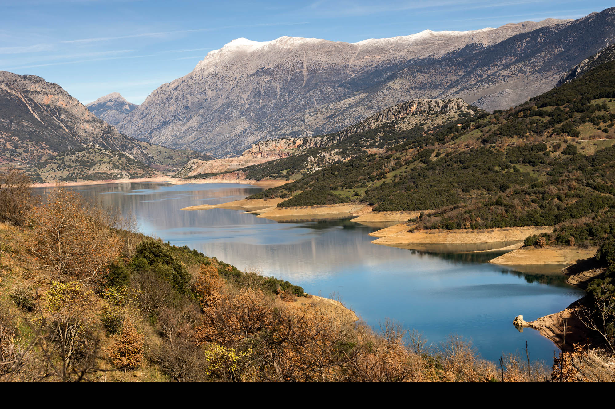 jezioro mornos, widok na jezioro i góry