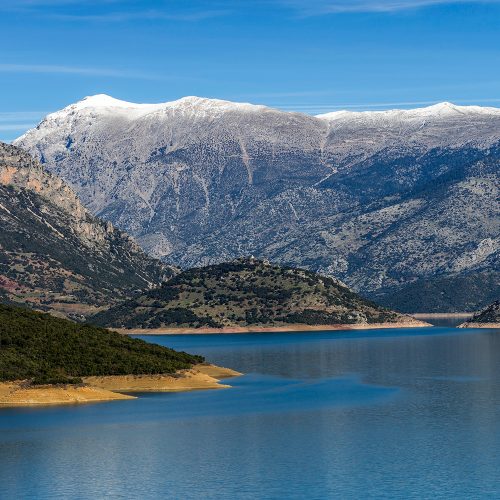 widok na jezioro mornos, sztuczny zbiornik w górach