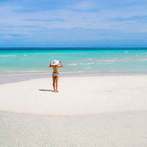 kobieta na plaży, widok na morze