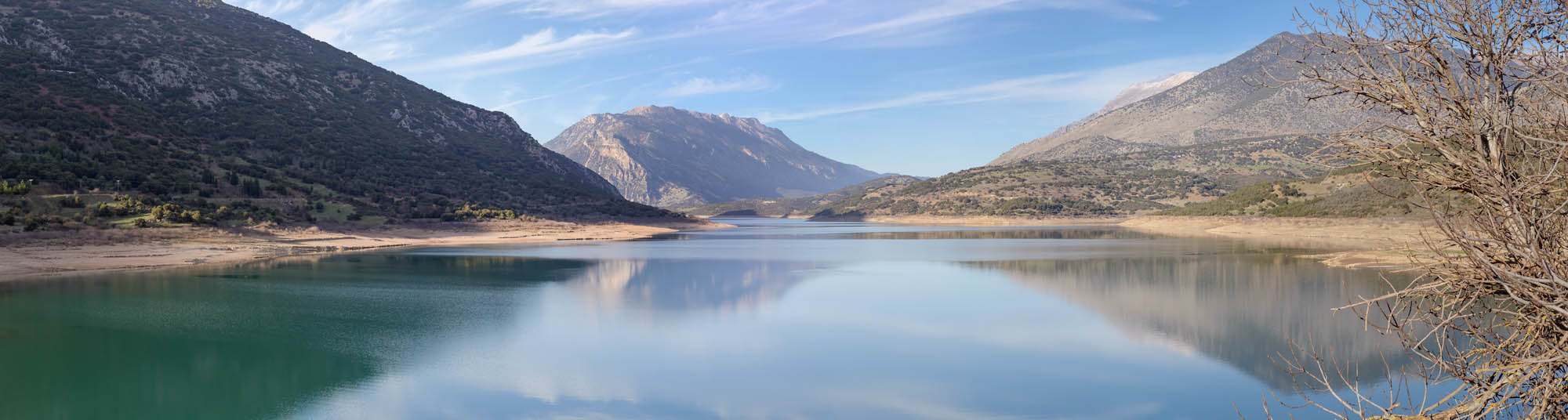 widok na jezioro mornos, attyka
