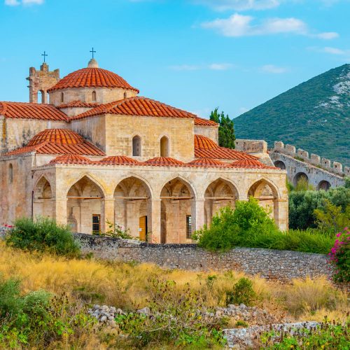 świątynia w centrum zamku neo kasto, widok na cerkiew i wzgórza, peloponez