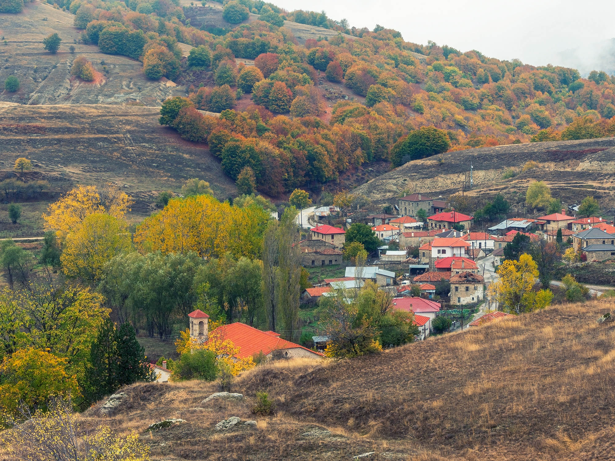 widok n góry i wioskę w górach, epir