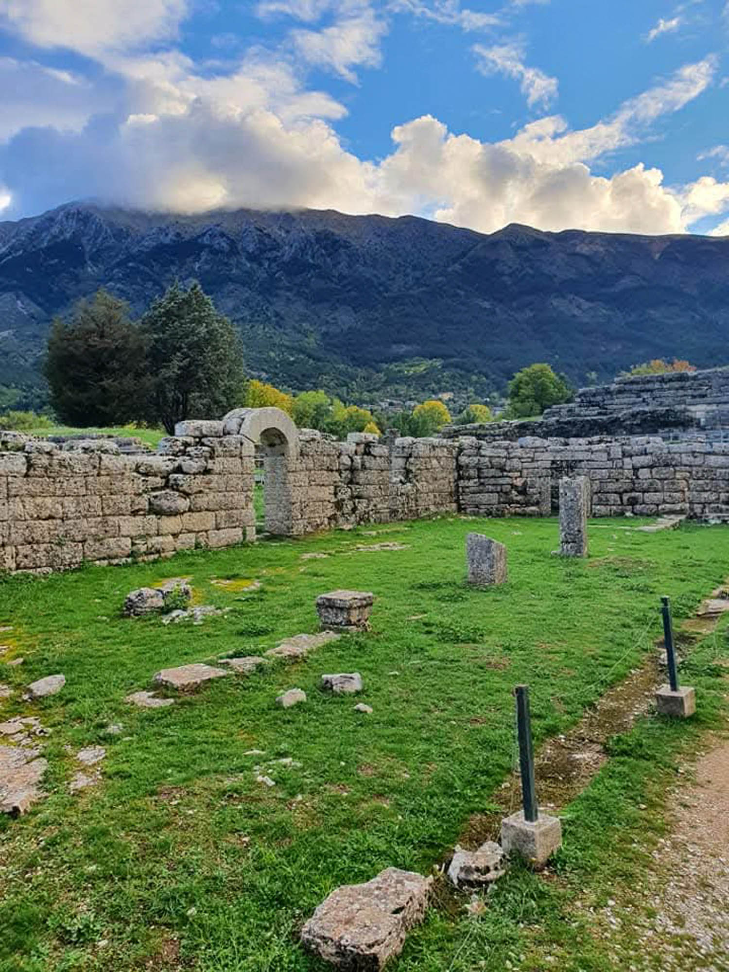 widok na pozostałości wyroczni dodoni, epir, ruiny, góry