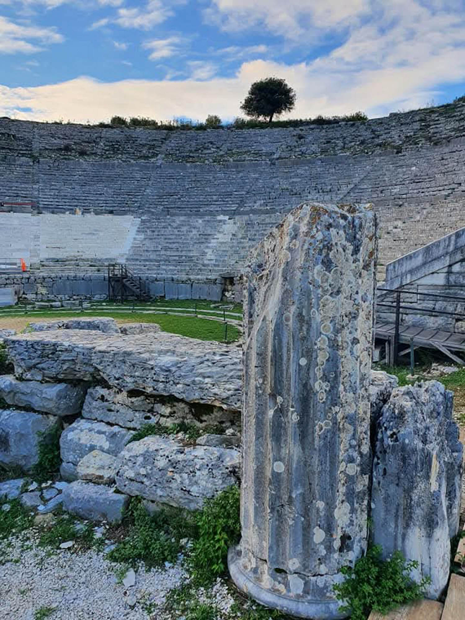 dodoni, stadion, widok na góry i ruiny, epir