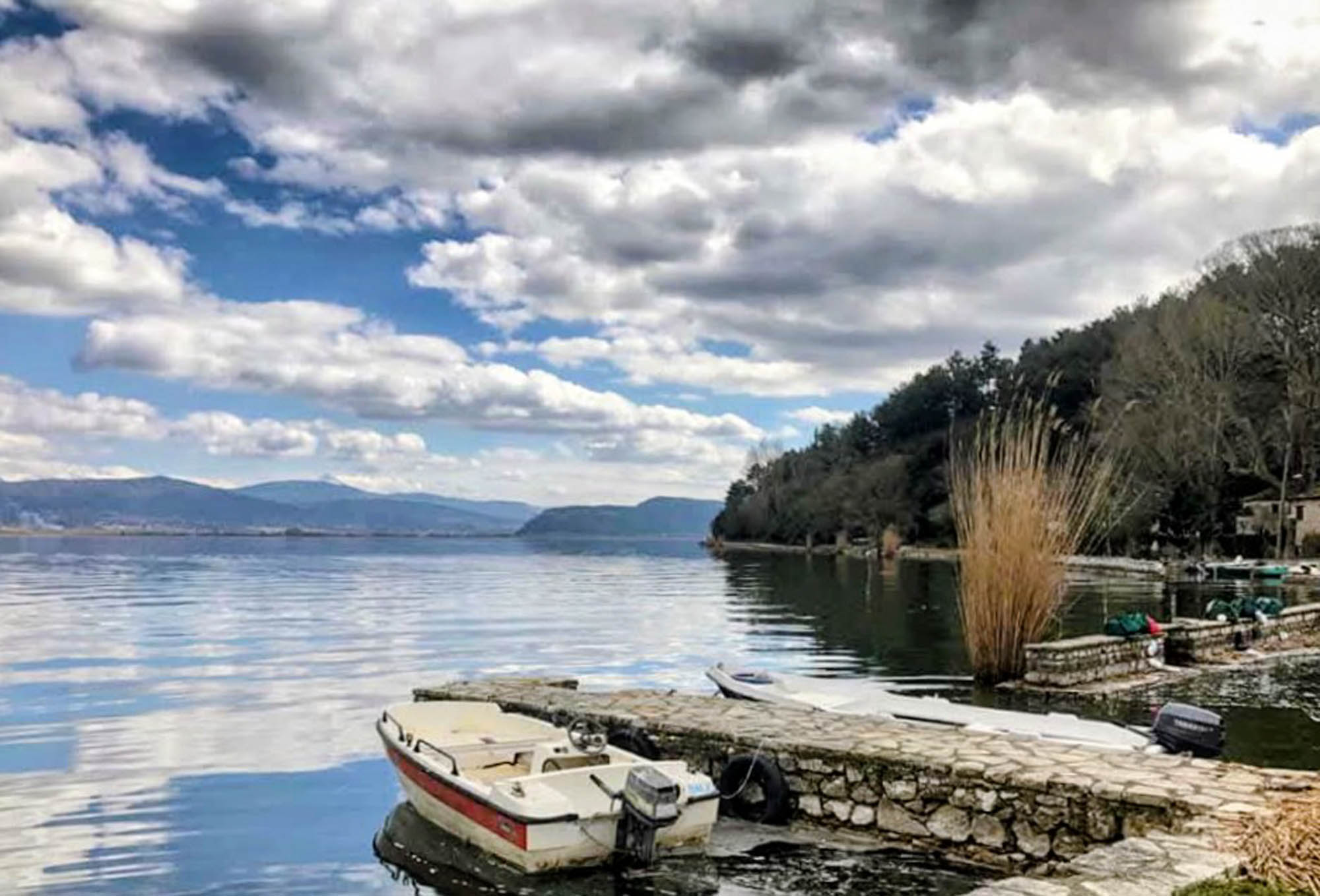 ioannina, epir, jezioro i łódeczka przy brzegu