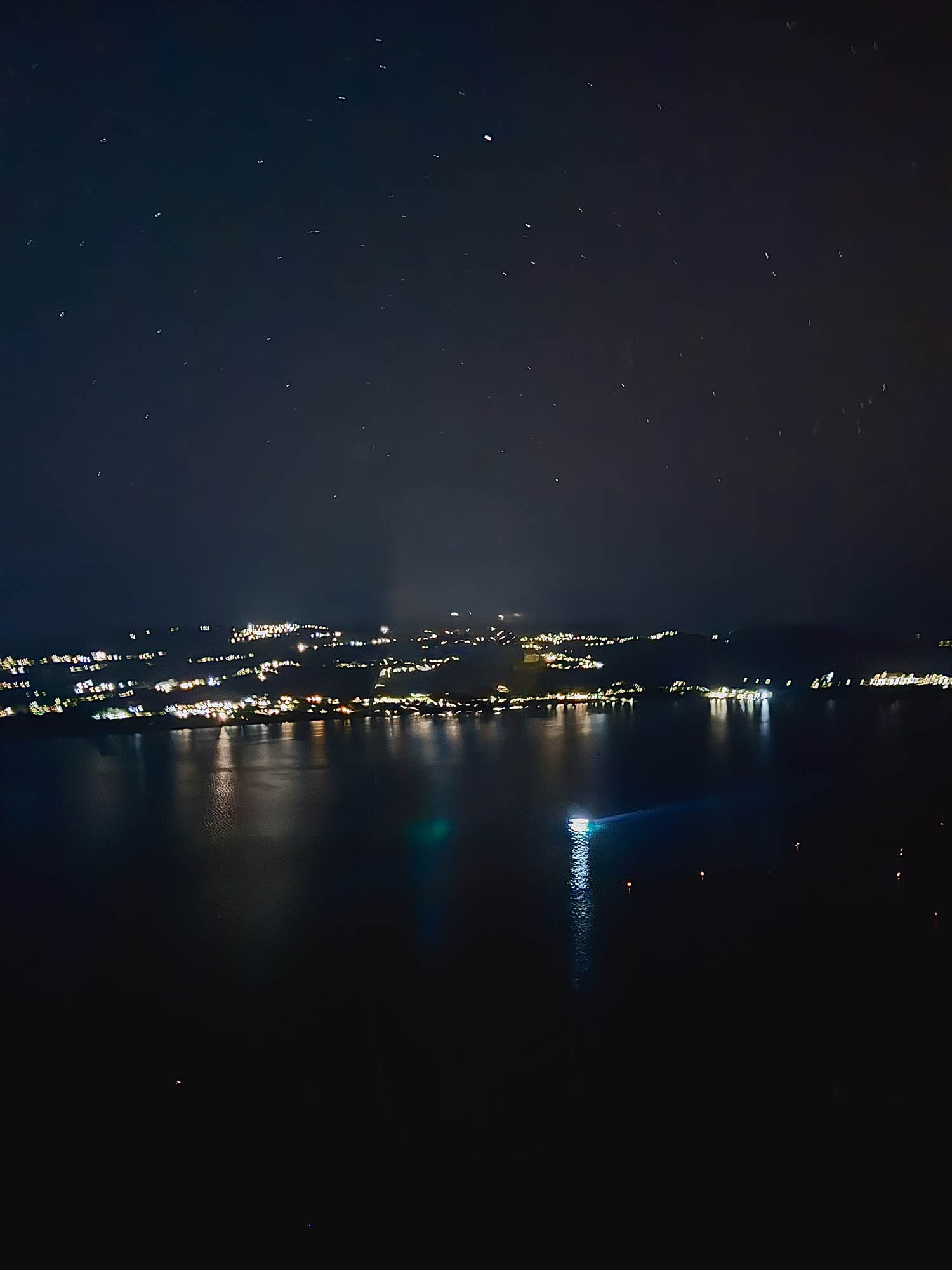 widok na półwyspe w nocy, światła w ciemności, paliki, kefalonia