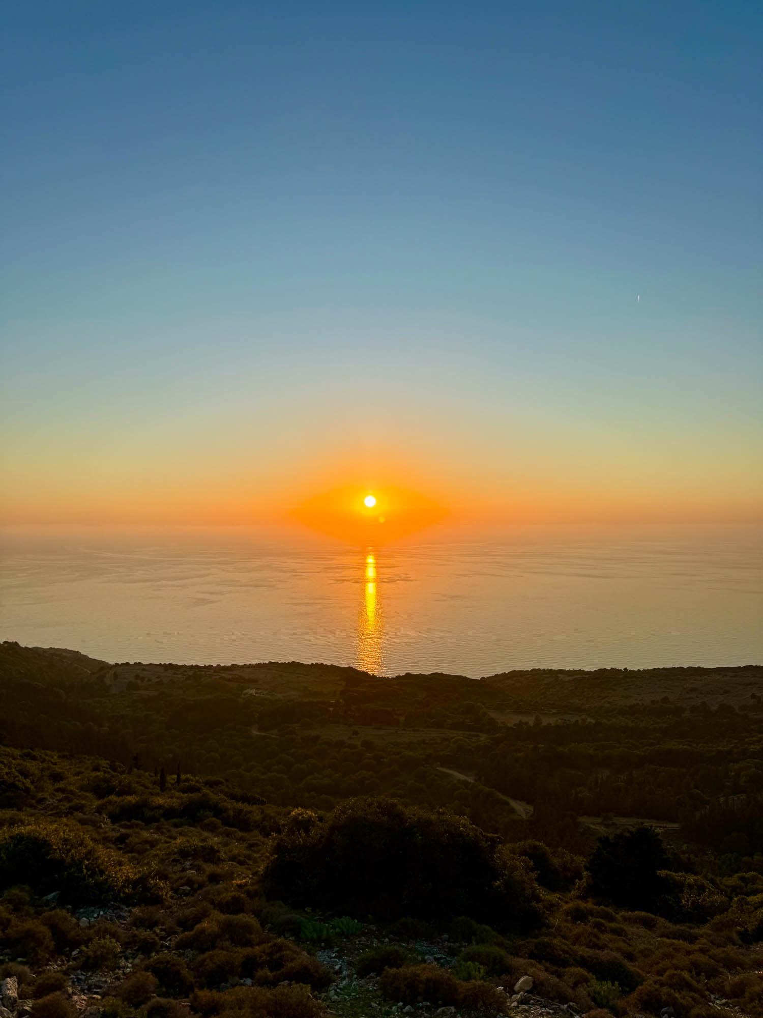 zachodzące słońce nad morze, paliki