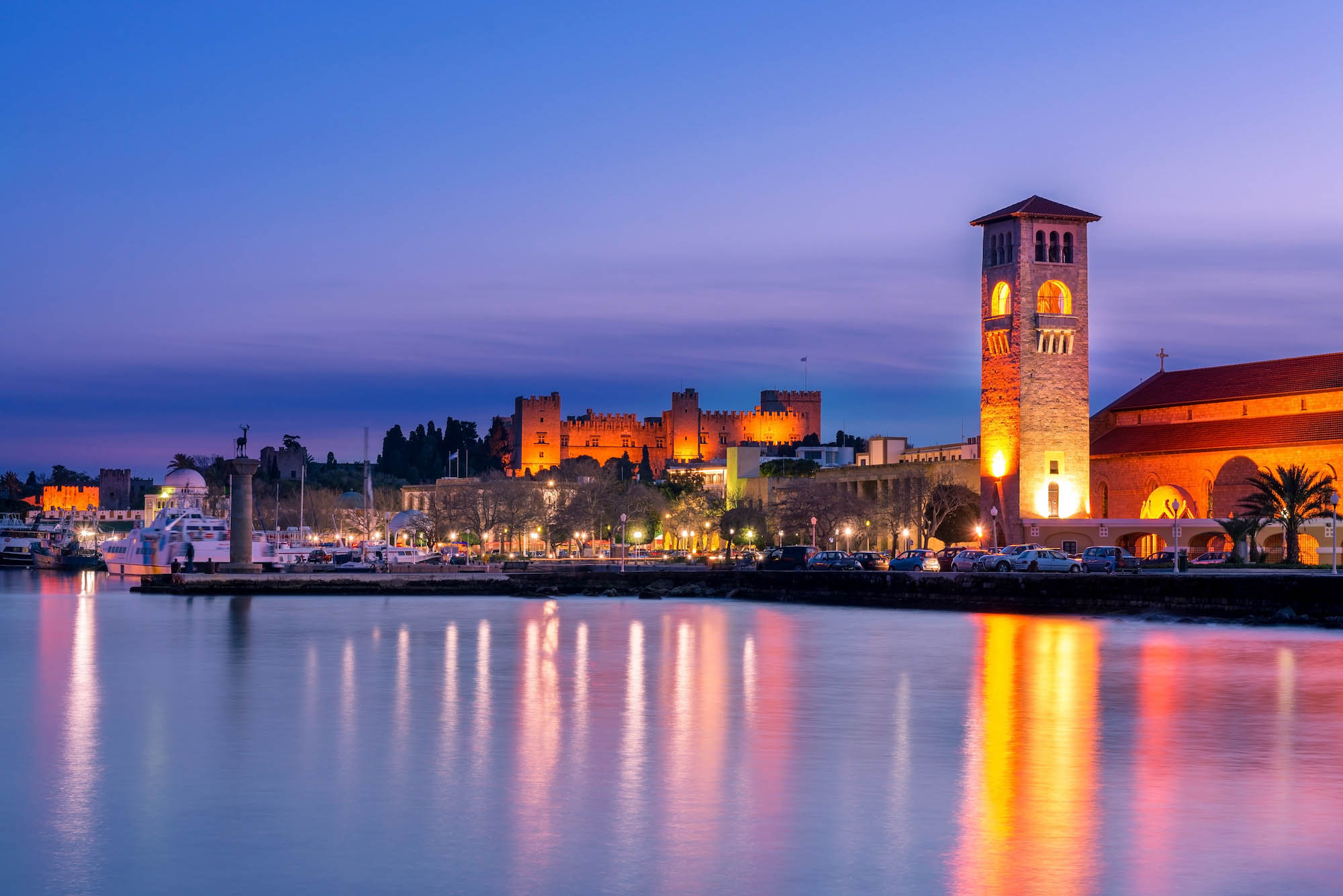 wieczorne Rodos z widokiem na pałac Wielkiego Mistrza zakuonu
