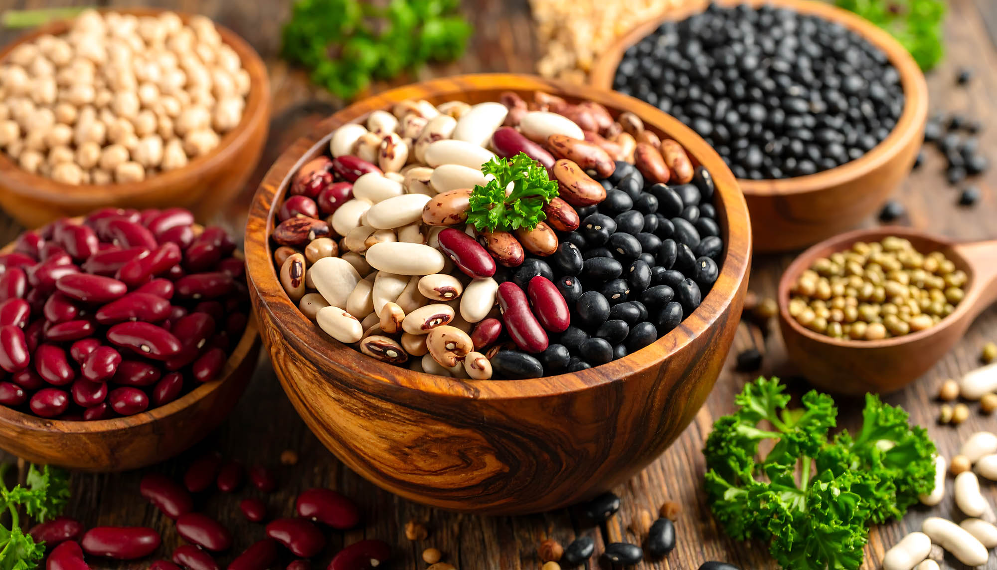 różne rodzaje fasoli w drewnianej misce