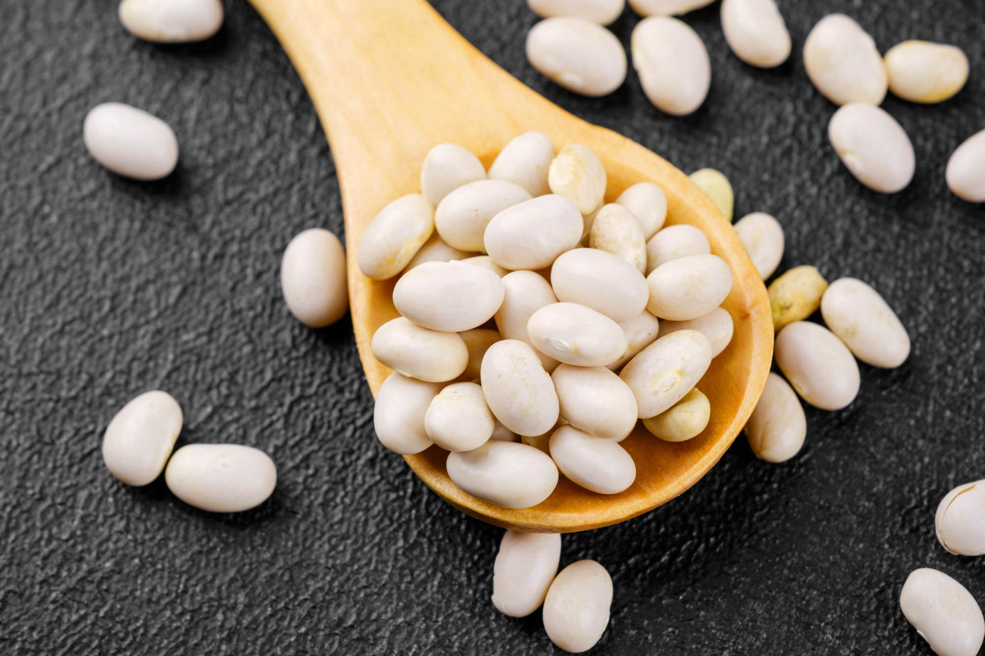 duża fasola na drewnianej łyżce