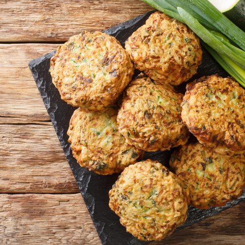 placki z cukinii na talerzyku widok z góry