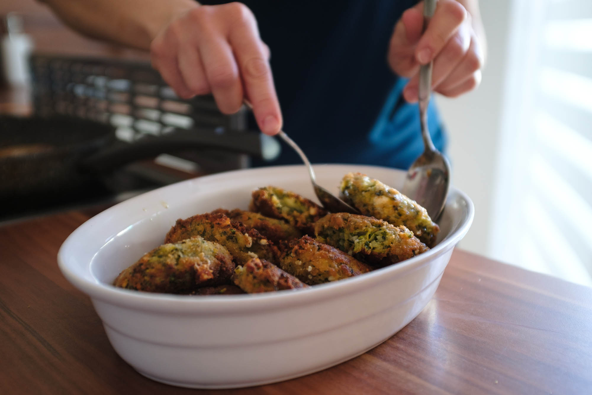 placki z cukini w naczyniu zaroodpornym