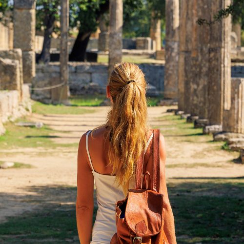 dziewczyna patrzy na ruiny