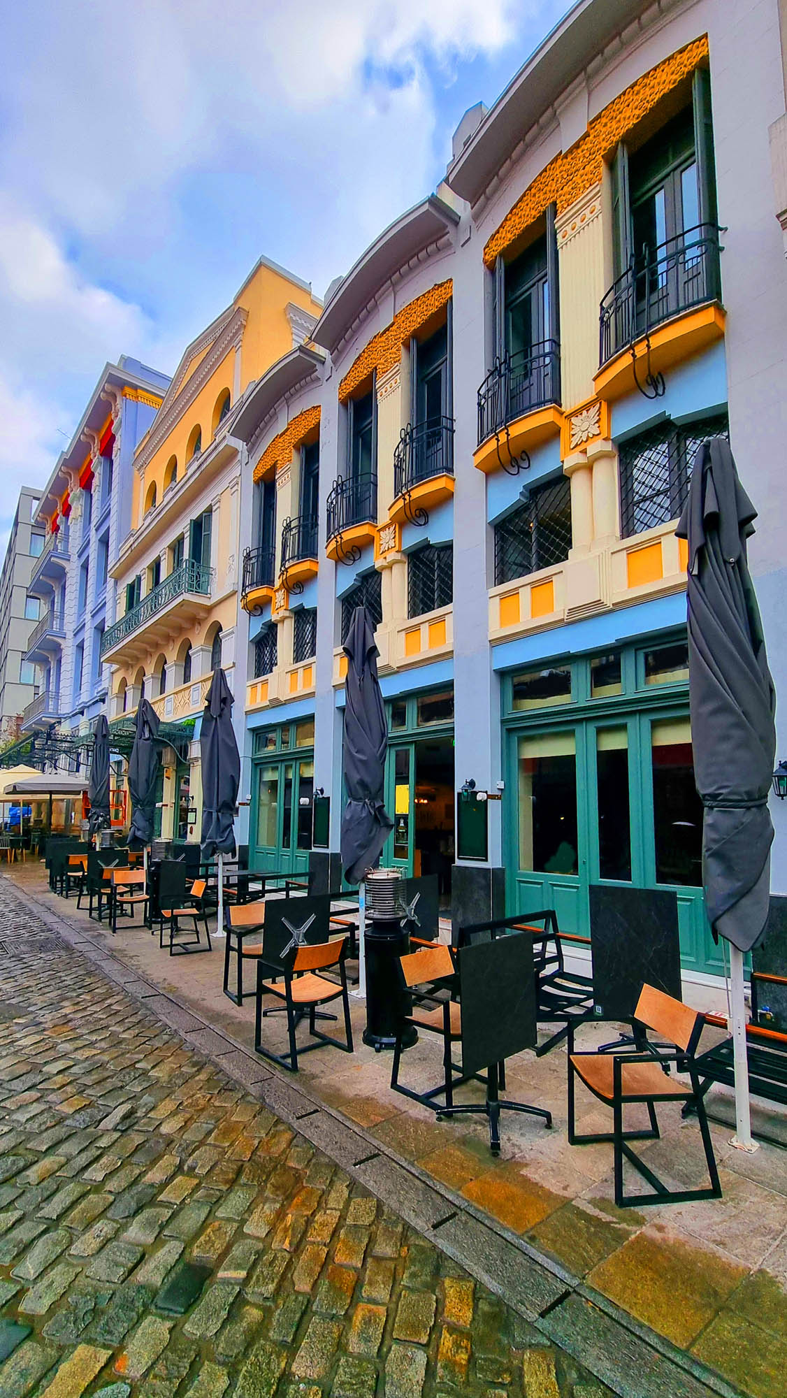 dzielnica ladadika, saloniki, kawiarnia przy ulicy